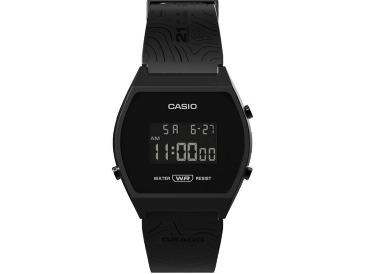 Vista frontal del reloj digital Casio x GRAGG LW-204GRAGG-1BDF, con caja de resina negra y correa estampada.