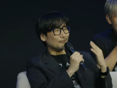 Hideo Kojima interactuando con los fans durante el Death Stranding World Tour en Arabia Saudí (fuente de la imagen: PlayStation Arabia YT)