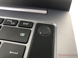El botón de encendido y el sensor de huellas dactilares se encuentran a la derecha del teclado
