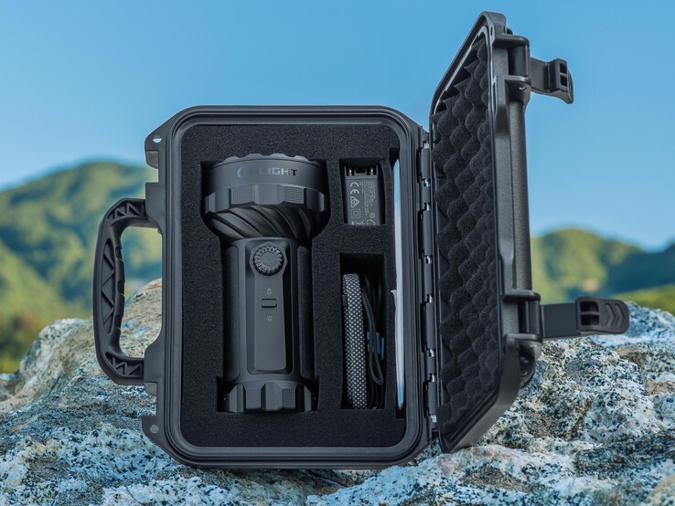 La Olight Marauder 3 incluye un estuche de almacenamiento para la linterna y los accesorios.