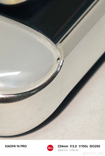 Bug en el interior del chasis del OnePlus 12 (imagen vía Weibo)