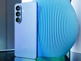 El iPhone 17 de Apple y el Galaxy S26 que aparece en la imagen se encuentran entre los beneficiarios de la tendencia de los smartphones de gama alta