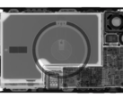 Una radiografía de un iPhone 12 que muestra el embalaje interno, incluida la batería. (Imagen: Creative Electron)