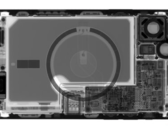 Una radiografía de un iPhone 12 que muestra el embalaje interno, incluida la batería. (Imagen: Creative Electron)