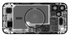 Una radiografía de un iPhone 12 que muestra el embalaje interno, incluida la batería. (Imagen: Creative Electron)