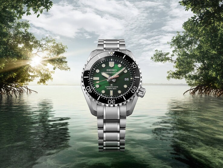 Seiko Marinemaster HBF003J1 con un brazalete de acero inoxidable, mostrado ante un paisaje tropical de manglares con follaje verde, aguas tranquilas y luz solar de fondo.