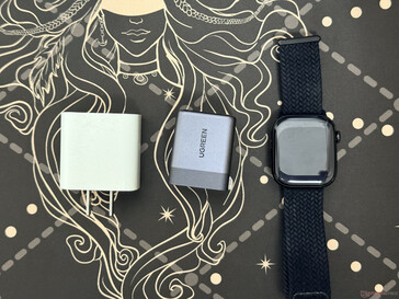 Comparación de tamaño del Ugreen Nexode Air de 65 W con el reloj « Apple » y un cargador de 18 W