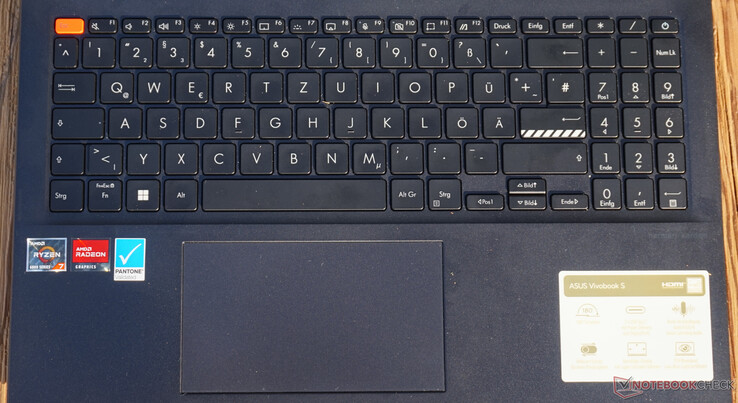 Todas las teclas están presentes, incluido el teclado numérico. La tecla Escape destaca enseguida por su color contrastado.