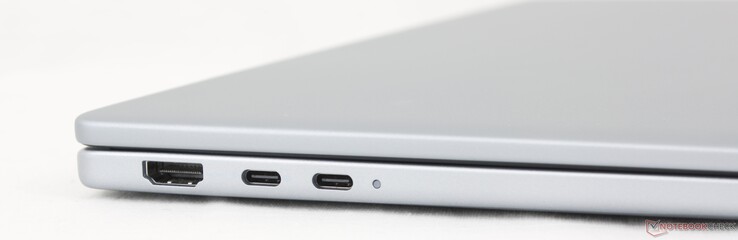 Izquierda: HDMI 2.1, USB-C 3.2 Gen. 2 c/ DisplayPort 1.4 + Power Delivery, USB-C Thunderbolt 4 c/ DisplayPort 2.1 + Power Delivery