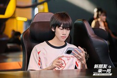 Un aficionado a los deportes electrónicos con un smartphone insignia de iQoo en ChinaJoy 2025. (Fuente de la imagen: iQoo)