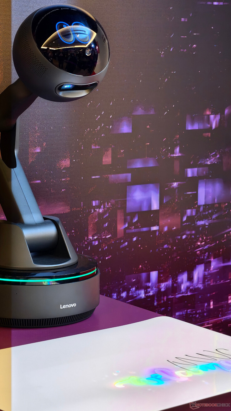 El AI Workmate de Lenovo proyectándose sobre una superficie inferior.