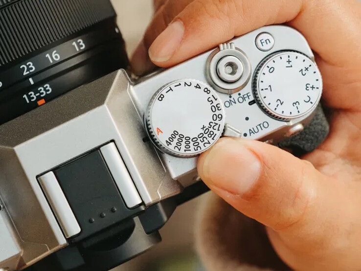 Los diales de control directo se sitúan junto al flash emergente central en la parte superior de la cámara Fujifilm X-T30 III. (Fuente de la imagen: Fujifilm)