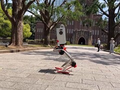 Una imagen de Mevita caminando al aire libre (Fuente de la imagen: JSK Tendon Group / Kento Kawaharazuka; captura de pantalla recortada)