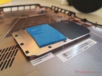 El difusor de calor del SSD en la placa inferior