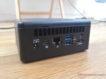 Parte trasera: Adaptador de CA, Mini DisplayPort 1.4, Gigabit RJ-45, 2 USB 3.1 Gen. 2, USB-C con Thunderbolt 3, HDMI 2.0b