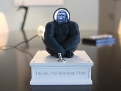 Gracias a la tecnología moderna y a Raspberry Pi, un gorila impreso en 3D puede recitar a Shakespeare sobre un pedestal (Imagen: YamS1)