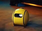 Samsung Ballie es a la vez una cámara de seguridad móvil y un proyector.