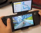 Steam Deck utilizando la pantalla dual de Retroid para jugar a Mario Kart, con la carrera en la pantalla principal y el mapa de la pista en la pantalla secundaria. (Fuente de la imagen: GameXData vía YouTube)