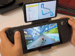 Steam Deck utilizando la pantalla dual de Retroid para jugar a Mario Kart, con la carrera en la pantalla principal y el mapa de la pista en la pantalla secundaria. (Fuente de la imagen: GameXData vía YouTube)