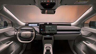 El centro digital del Volvo EX60: Una gran pantalla táctil y un estricto minimalismo caracterizan el habitáculo, totalmente al estilo de la estética de Apple. (Fuente de la imagen: Volvo)