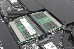 Cuatro ranuras SODIMM DDR5 accesibles