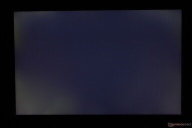 Sangrado moderado y desigual de la luz de fondo a lo largo de las esquinas