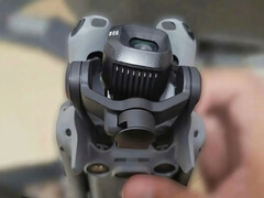 La DJI Mini 5 Pro y un primer plano de su nuevo sensor de cámara tipo de 1 pulgada y su sistema de cardán. (Fuente de la imagen: vía Mauro Tandoi)