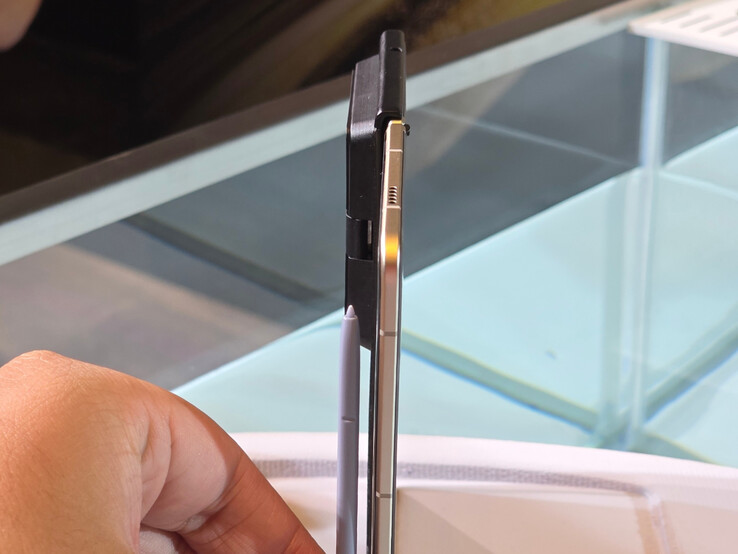 El Honor Magic V5 junto a un Samsung S Pen. (Fuente de la imagen: Weibo)