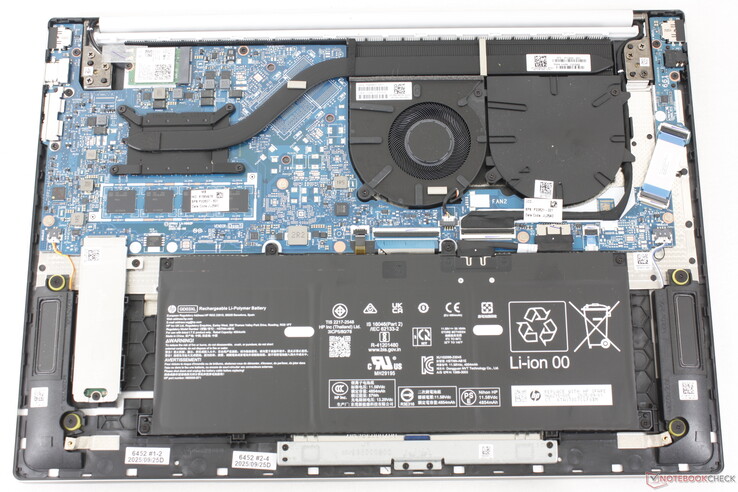 Placa base del OmniBook 5 16. Observe las ranuras desocupadas para una posible GPU discreta y un ventilador secundario