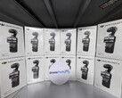 Una pila de aparentes unidades de venta del DJI Osmo Pocket 4 Creator Combo.