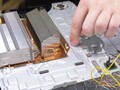 La memoria inferior (ubicación señalada con el dedo) no está en contacto con el enorme disipador de PS5. (Fuente de la imagen: Gamers Nexus)