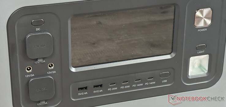 En la parte frontal: pantalla, 6 puertos USB y otros de CC, botón de encendido y luz LED