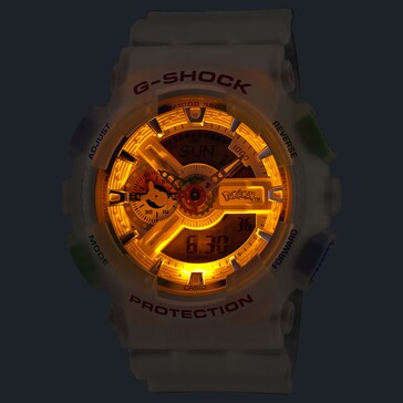 Reloj Casio G-Shock Pokémon GA-110 con la retroiluminación LED de color ámbar activada en un entorno oscuro.