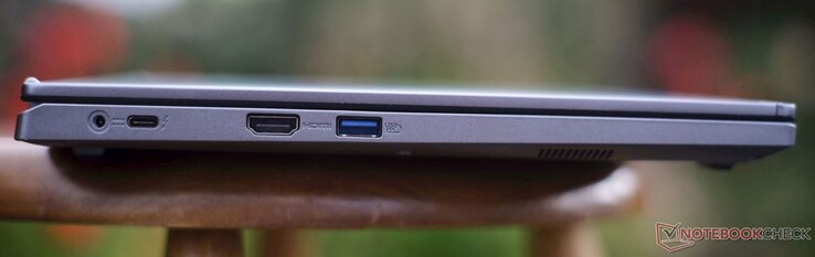 Izquierda: puerto de carga, Thunderbolt 4, HDMI 2.1 (4K60), USB-A 3.2