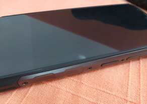 Sus laterales se ven y se sienten mejor de lo que tienen derecho. (Fuente de la imagen: Sergey Tarasov - Notebookcheck)