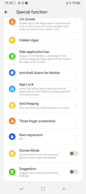 Una gran cantidad de funciones adicionales. (Fuente de la imagen: Sergey Tarasov - Notebookcheck)