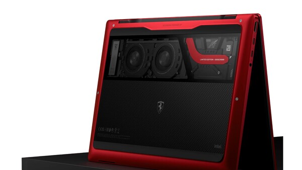 El portátil HP Edición Limitada Scuderia Ferrari tiene una ventana de cristal en la parte inferior.