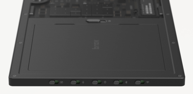 Además de una batería reemplazable por el usuario, los interruptores de hardware cortan la alimentación a las radios, el micrófono y la webcam. (Fuente de imagen Braxtech)
