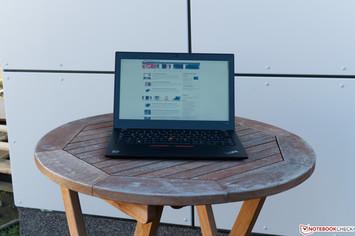 Lenovo ThinkPad A285 en exteriores a la sombra
