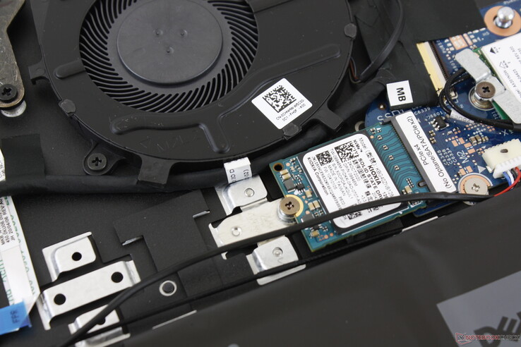 Curiosamente, el portátil viene con un 2230 NVMe SSD en lugar del más común 2280. El portátil puede soportar hasta dos M.2 2280 SSDs simultáneamente