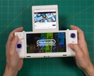 Russ de Retro Game Corps sosteniendo la consola de juegos portátil de doble pantalla OneXSugar Sugar 1, con un juego de Nintendo en la pantalla principal y un vídeo de YouTube reproduciéndose en la pantalla secundaria. (Fuente de la imagen: Retro Game Corps en YouTube)