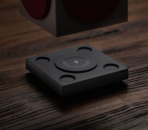 El altavoz Retro Cube 2 - Edición N viene con una base de carga inalámbrica. (Fuente de la imagen: 8BitDo)