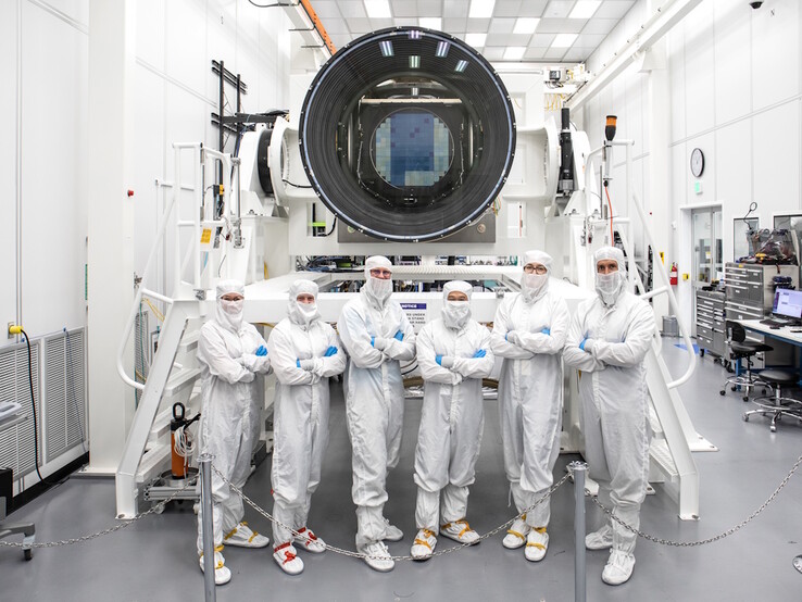 La cámara del LSST montada en el Simonyi Survey Telescope pesa 2800 kg (6000 libras) y utiliza filtros de 75 cm (30 pulgadas) para obtener imágenes del cielo nocturno desde el espectro de luz ultravioleta hasta el infrarrojo cercano. (Fuente de la imagen: SLAC National Accelerator Laboratory)
