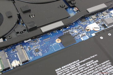 Ranura secundaria M.2 2280 PCIe4 x4 desocupada para expansión. Cada ranura incluye una almohadilla térmica