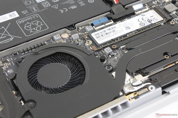 La solución de refrigeración consta de dos ventiladores (55 mm + 60 mm), tres tubos de calor y aletas disipadoras de aluminio de 0,1 mm