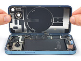 El iPhone 14 puede abrirse por ambos lados, a diferencia de los modelos anteriores. (Fuente de la imagen iFixit)