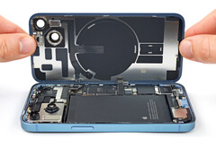 El iPhone 14 puede abrirse por ambos lados, a diferencia de los modelos anteriores. (Fuente de la imagen iFixit)