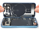 El iPhone 14 puede abrirse por ambos lados, a diferencia de los modelos anteriores. (Fuente de la imagen iFixit)