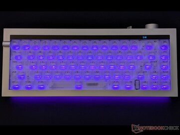Retroiluminación ajustada en color morado.