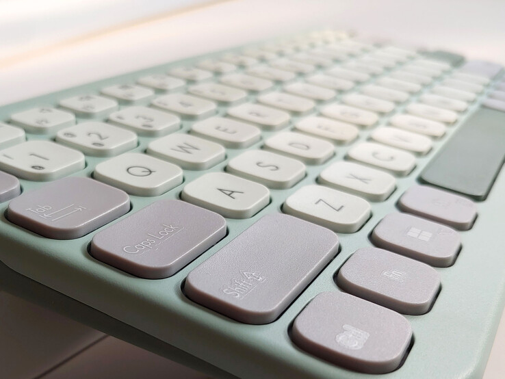 Las teclas cóncavas ayudan a la precisión. (Fuente de la imagen: Notebookcheck)